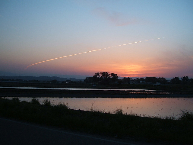 夕日が落ちた後の飛行機雲